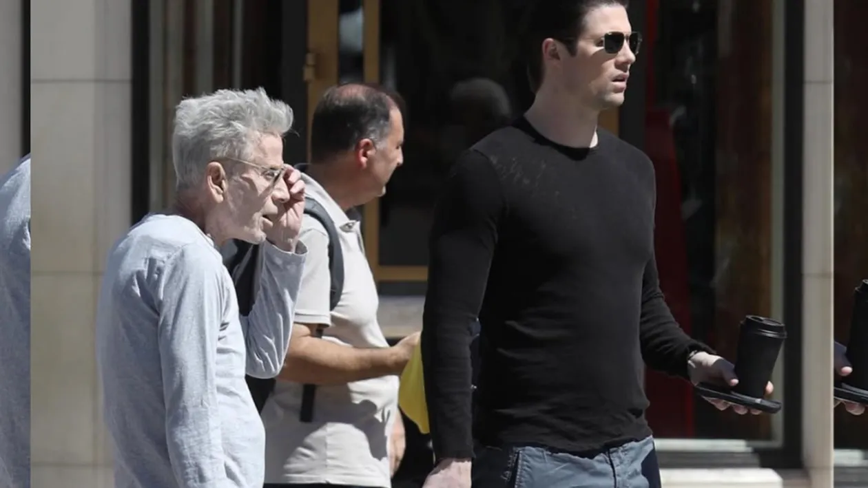 Imagini bizare cu Calvin Klein la 83 de ani, balansând între glorie și asfalt, în timp ce iubitul tinerel... se concentrează pe arta de a nu face nimic!