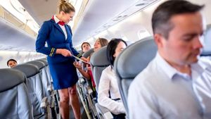 Notă de plată colosală pentru un cuplu care a consumat o bere, o apă şi un croissant, în avion. Câţi bani le-a cerut stewardesa