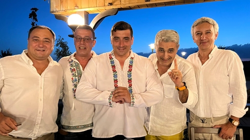 Ce invitați de seamă are George Simion la nuntă. Nume cunoscute din România, alături de liderul AUR