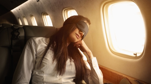 O femeie a fost abuzată sexual în avion, în timp ce dormea! Agresorul era cu soţia lângă el! Detalii cutremurătoare