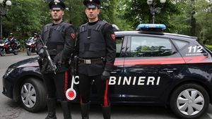 Incredibil! Aflat într-o piață din Italia, un român s-a dezbrăcat și a început să-și atingă organul genital
