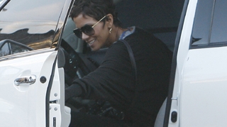 Halle Berry si-a luat ditamai bradul