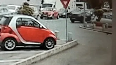 Momentul cumplit în care o mamă și copilul ei sunt spulberați de șoferul unui BMW