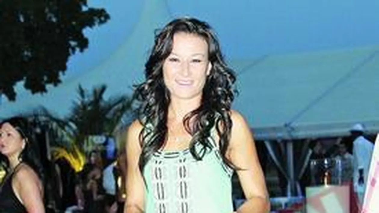 Raluca Sandu a spalat dupa Lagerfeld