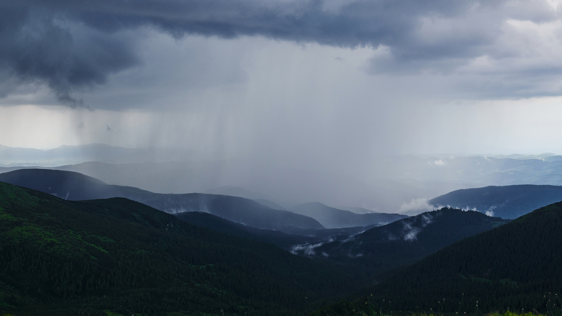 Prognoza meteo azi, 16 aprilie 2026. Vremea se schimbă brusc: furtuni, descărcări electrice și grindină, în timp ce restul țării se încălzește până la 23°C