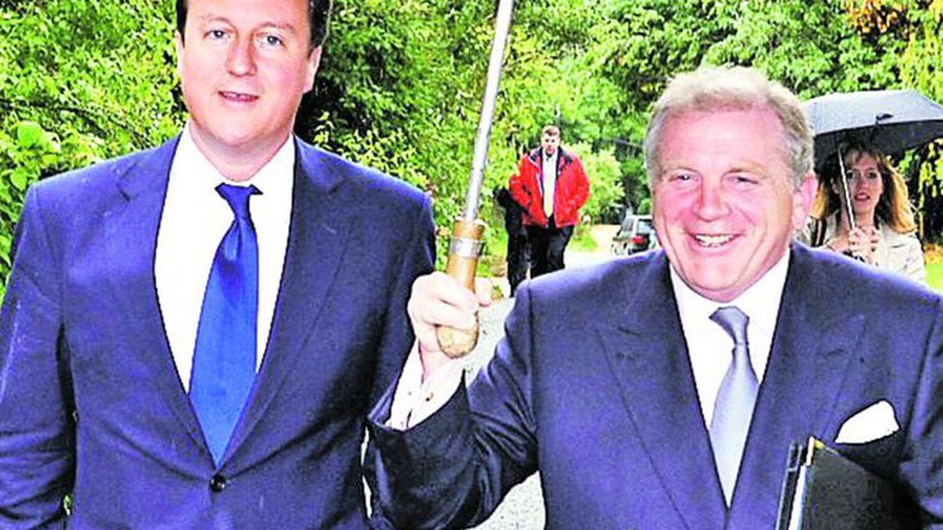 Un prieten al premierului britanic! A facut infarct in WC