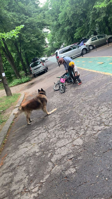 Chef Foa își ajută băiețelul să se ridice, după ce a căzut cu bicicleta (Foto: CANCAN.RO)