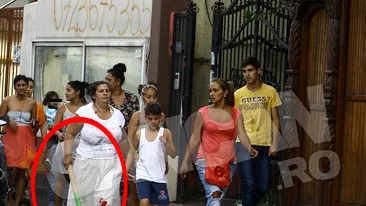 Mama tuturor batailor intre tigani! Doua grupuri de romi s-au luptat cu crucile in plina strada! Scandalul monstru a fost filmat