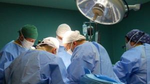 A mers sa faca o operatie banala, dar nici prin cap nu-i trecea ce o va astepta! La cateva zile, femeia a inceput sa aiba dureri groaznice. Ce uitase medicul in corpul ei