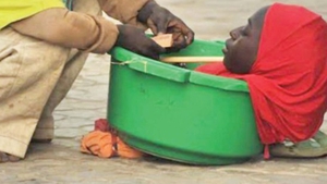 Caz incredibil! Corpul NU i s-a dezvoltat, dar inca traieste! Povestea incredibila a fetei blocate intr-o galeata de plastic!