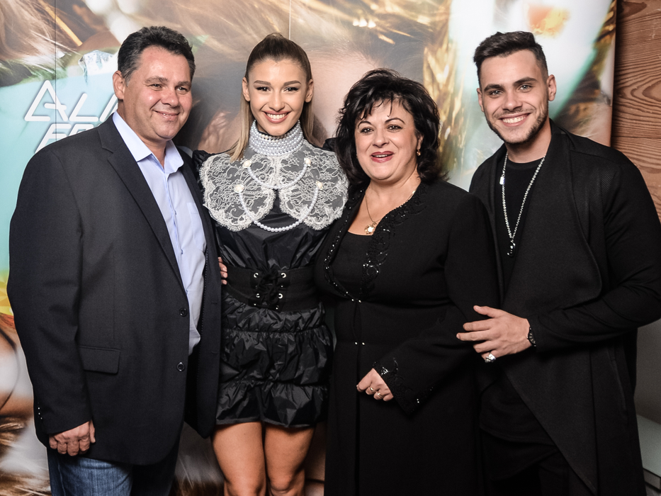 ALINA EREMIA pregăteşte un super-show! Cântăreaţa îşi lansează primul album din carieră!