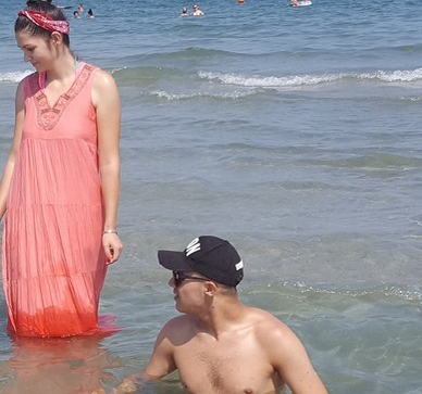 Andreea, nora lui Dorin Cioabă, nu a renunţat la rochie nici pe plajă