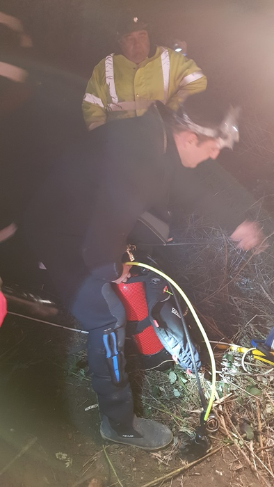 Scafandrii se pregătesc de intervenţia dificilă