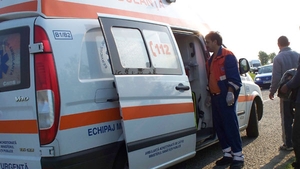 Un şofer care a căzut cu maşina într-o râpă a zăcut inconştient trei ore, iar apoi a sunat la 112