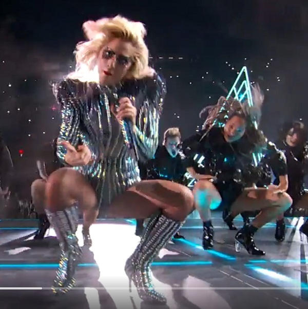 Ultima apariţie a faimoasei Lady Gaga i-a lăsat pe toţi cu gura căscată! La malul mării, cu posteriorul…