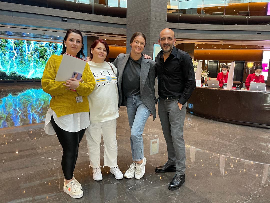 Raluka, călătorie urgentă, în Turcia. Iată cu cine a plecat artista în Istanbul!