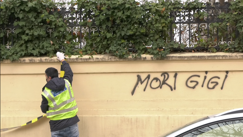 Ultrașii au vandalizat gardul de la "Palatul" lui Gigi Becali (Foto: CANCAN.RO)