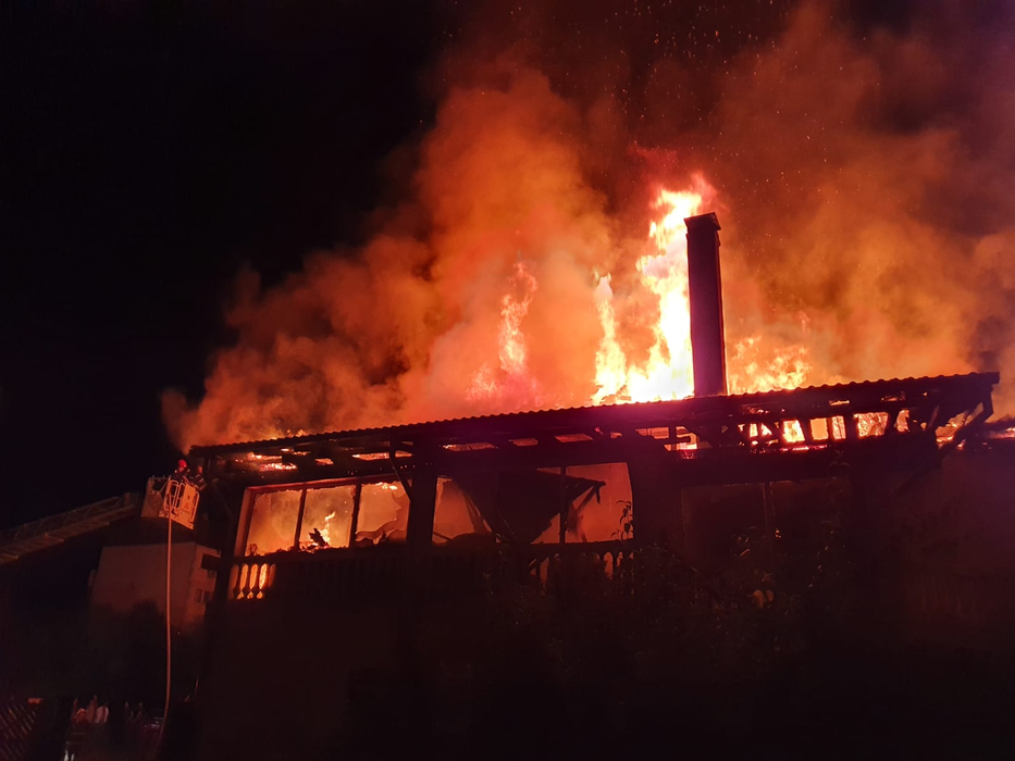 FOTO | Incendiu îngrozitor la Bacău! Un tânăr de 18 ani a fost găsit carbonizat