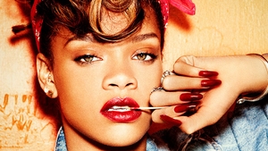Imaginea asta te va soca!! Rihanna a luat-o pe urmele lui Lady Gaga! A inceput sa se ingrase, iar suncile ii dau peste pantaloni