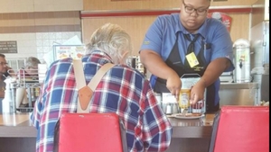 Gestul de compasiune pentru un bătrân i-a schimbat viața! O chelneriță din Texas a primit…