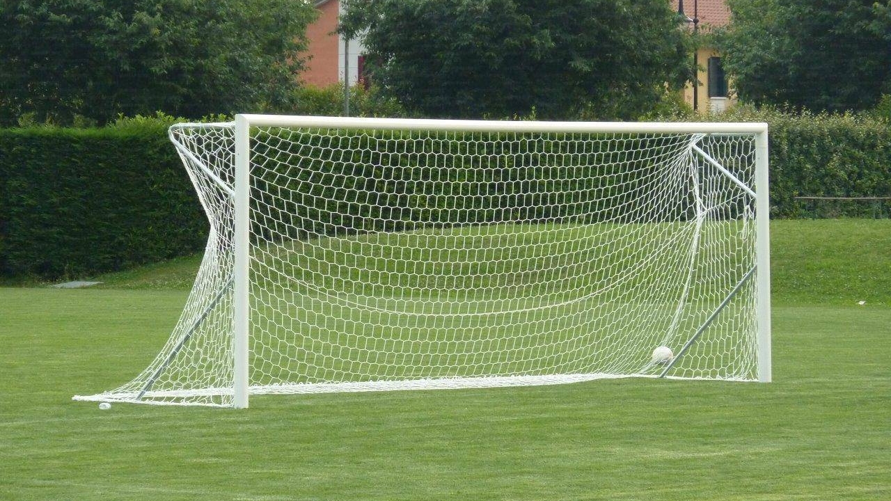 Sfârșit tragic pentru o fetiță de șapte ani. A murit strivită de poarta de fotbal din curtea școlii