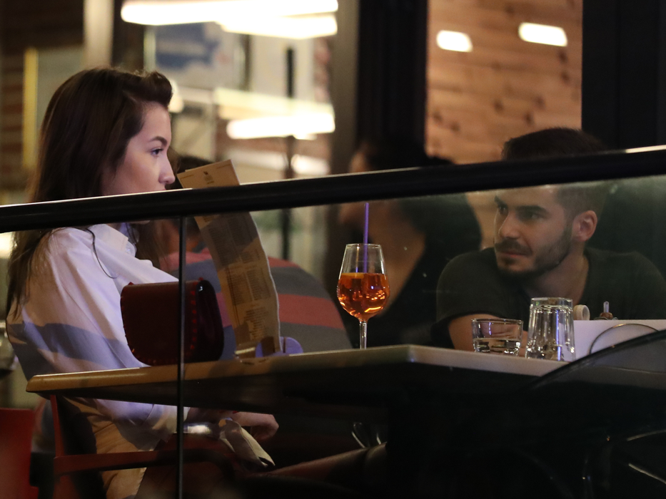 Maria Ale a ieşit în oraş în compania unui tânăr, după ce l-a „tradus“ pe „vânătorul de vedete“ şi s-au despărţit