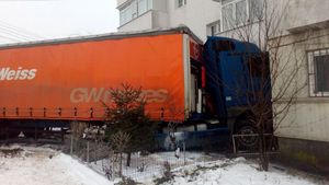 Accident spectaculos în Vrancea. Un TIR a intrat în scara unui bloc!