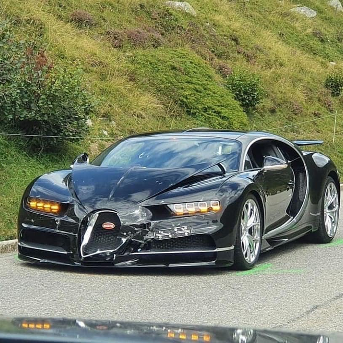 Accident de peste 3 milioane de euro! Un Bugatti Chiron și un Porsche 911 s-au ciocnit pe o șosea din Alpii Elvețieni