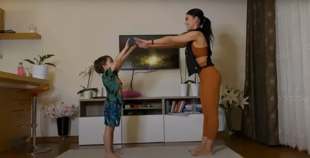 Cum arată casa Andreei Mantea. Imagini din vila în care locuiește prezentatoarea TV împreună cu fiul său