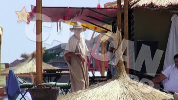 Bikini versus toga! Ce tipa goala a reusit sa-l eclipseze pe misteriosul domn invesmantat astfel, pe plaja de la Vama Veche?