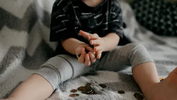 Cât te costă un copil, de la naștere până la 18 ani, în România. Calcul real, pe 2026