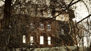 Căuta o nouă casă și a descoperit o locuință extrem de bizară! Totul bine în exterior, iar în subsol o închisoare