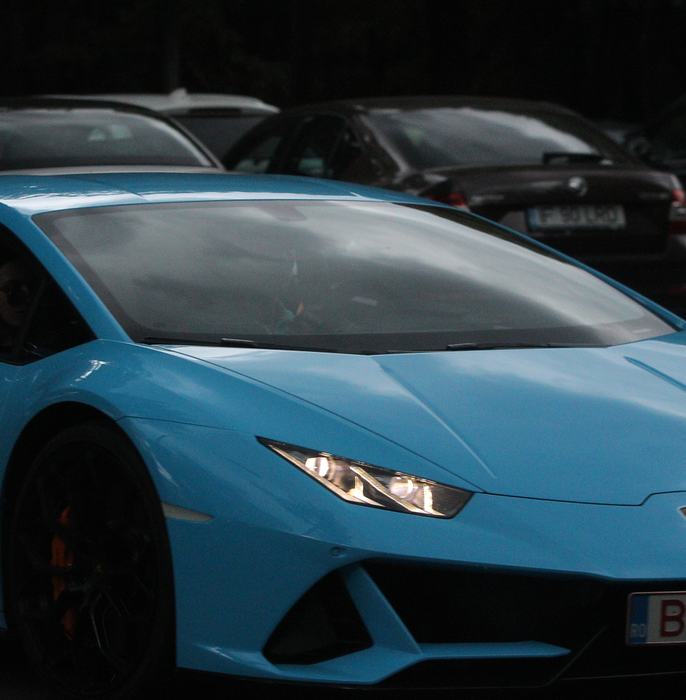 Cuplul părăsește parcul Herăstrău cu un Lamborghini de 350.000 de euro
