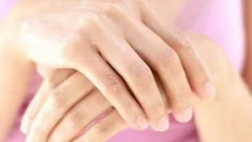 Te deranjeaza aspectul uscat al mainilor tale? Uite ce poti face pentru a scapa de aceasta problema!