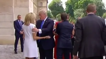 Donald Trump a ravnit la Prima Doamna a Frantei! Ce complimente deplasate i-a facut lui Brigitte Macron, de fata cu sotia lui