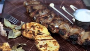 Nu e banc! Cât a plătit un turist pentru un cartof și jumătate, într-un restaurant din Poiana Brașov