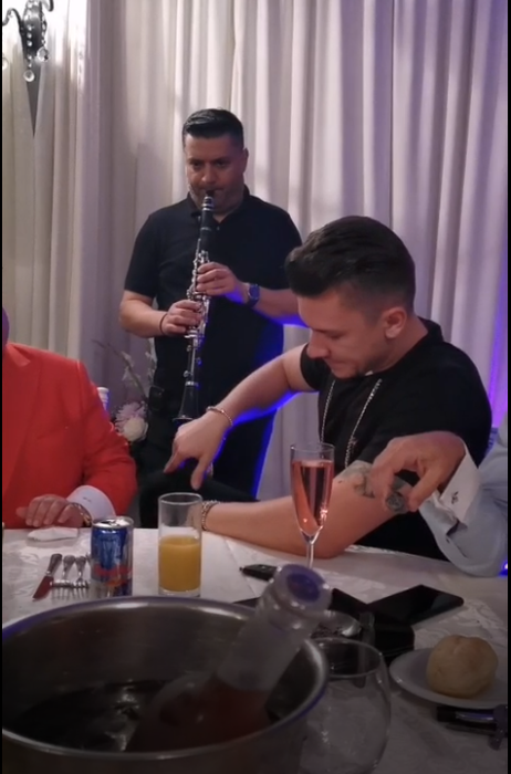Daniel este captat de vocea și de versurile lui Adrian Minune