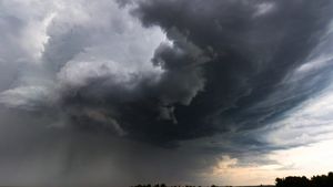 Alertă ANM! Intensificări ale vântului în mai multe zone din România. Cum va fi vremea în București