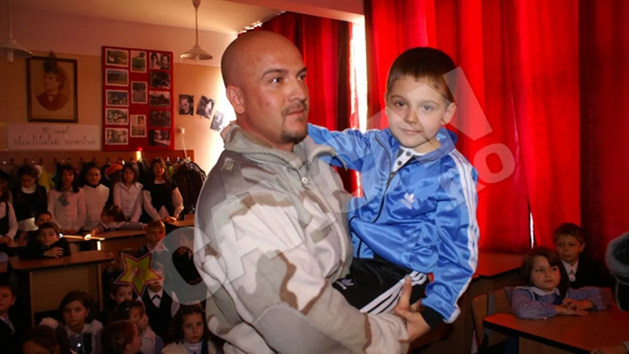 Cu adevarat emotionant! Vezi cum si-a intampinat un pusti din Targu-Jiu tatal, la revenirea din Afganistan!