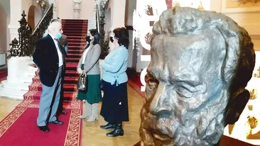 L-a omagiat pe Brâncuși cu limbă de moarte. Povestea bustului donat Muzeului de Artă Craiova de familia unui inginer constructor