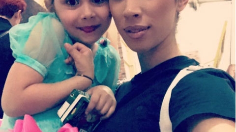 Fotografia emoţionantă cu Raluca Pastramă şi Maria, la balet ”Zîmbetul meu pur”