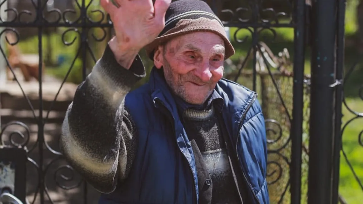Lecția de viață dăruită de Moș Loghin, un fost veteran de război din comuna Fărău, județul Alba. La 102 ani, bătrânul și-a recăpătat vederea