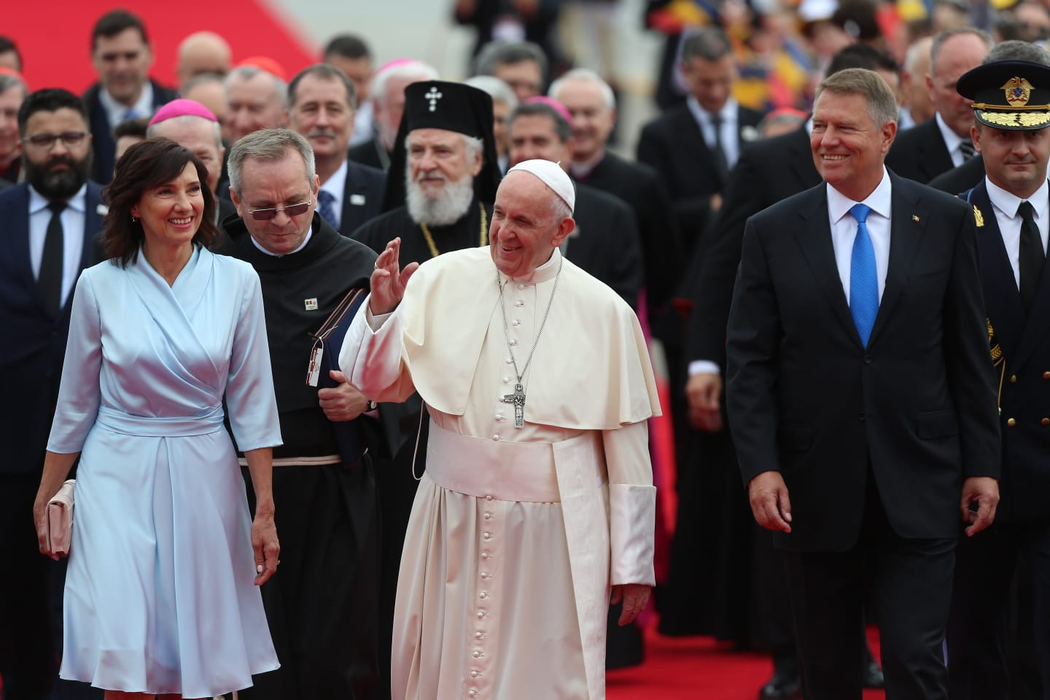 Cum a fost fotografiat un lunetist pe o clădire din Iași, chiar în timp ce Papa Francisc vizita orașul