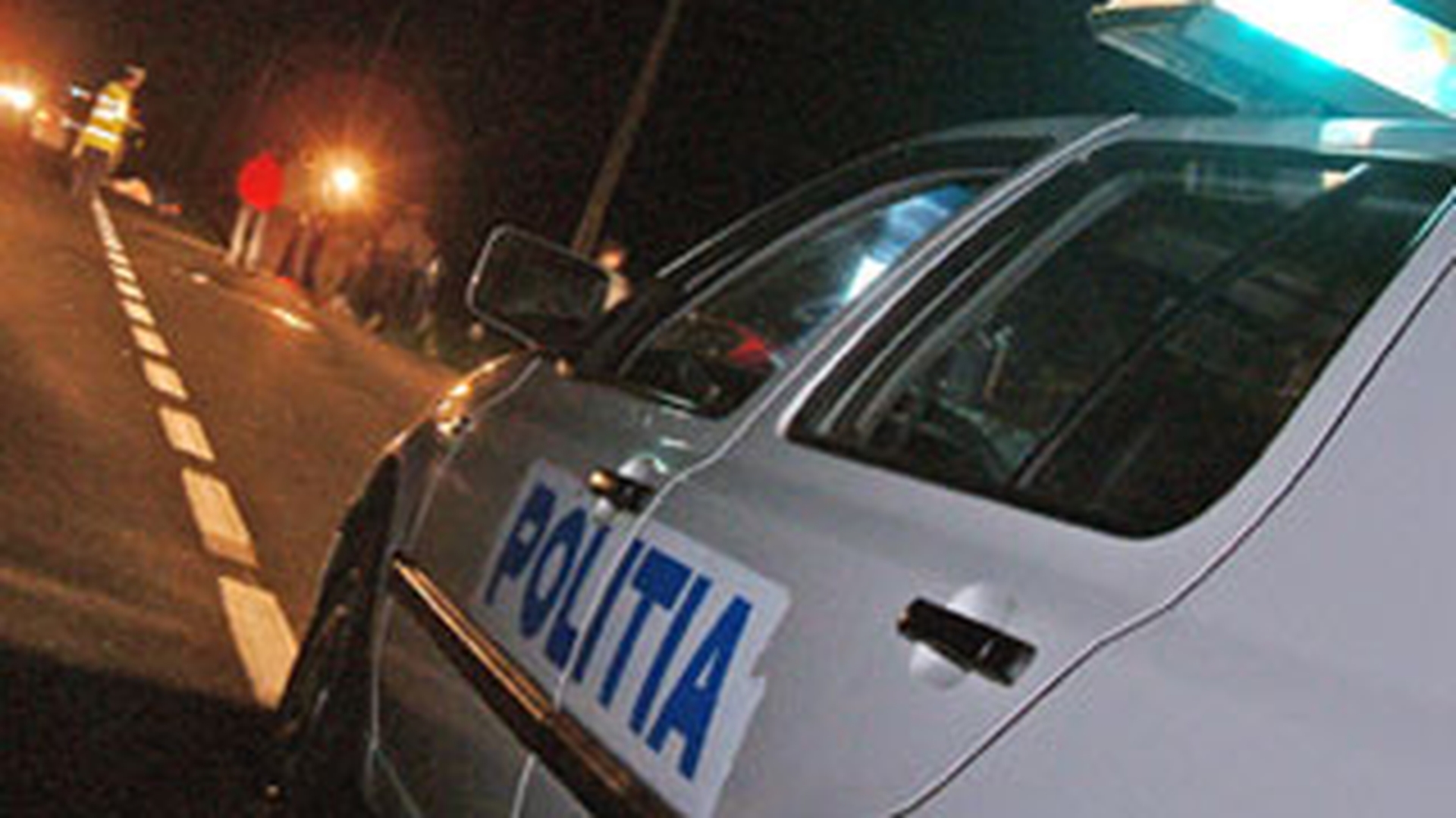 A vrut sa descarce basculanta si a distrus cinci stalpi de electricitate