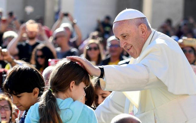 Cum a fost fotografiat un lunetist pe o clădire din Iași, chiar în timp ce Papa Francisc vizita orașul
