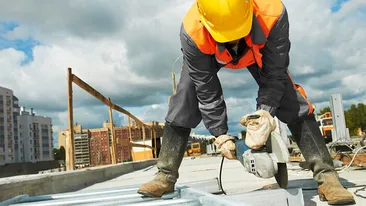 A căzut de pe o schelă în stațiunea Olimp, iar trupul i-a fost străpuns de un țăruș metalic