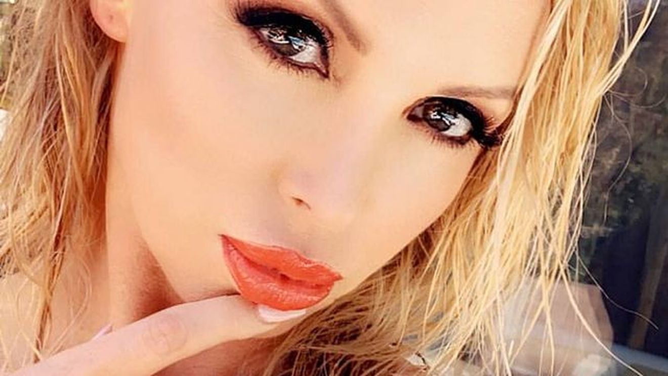 O acriță de filme pentru adulți a fost agresată de către regizor pe platourile de filmare!