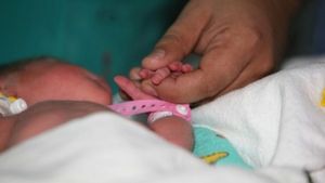 Doi părinți din Hunedoara și-au abandonat bebelușul de patru luni în centru maternal și apoi au fugit în lume!