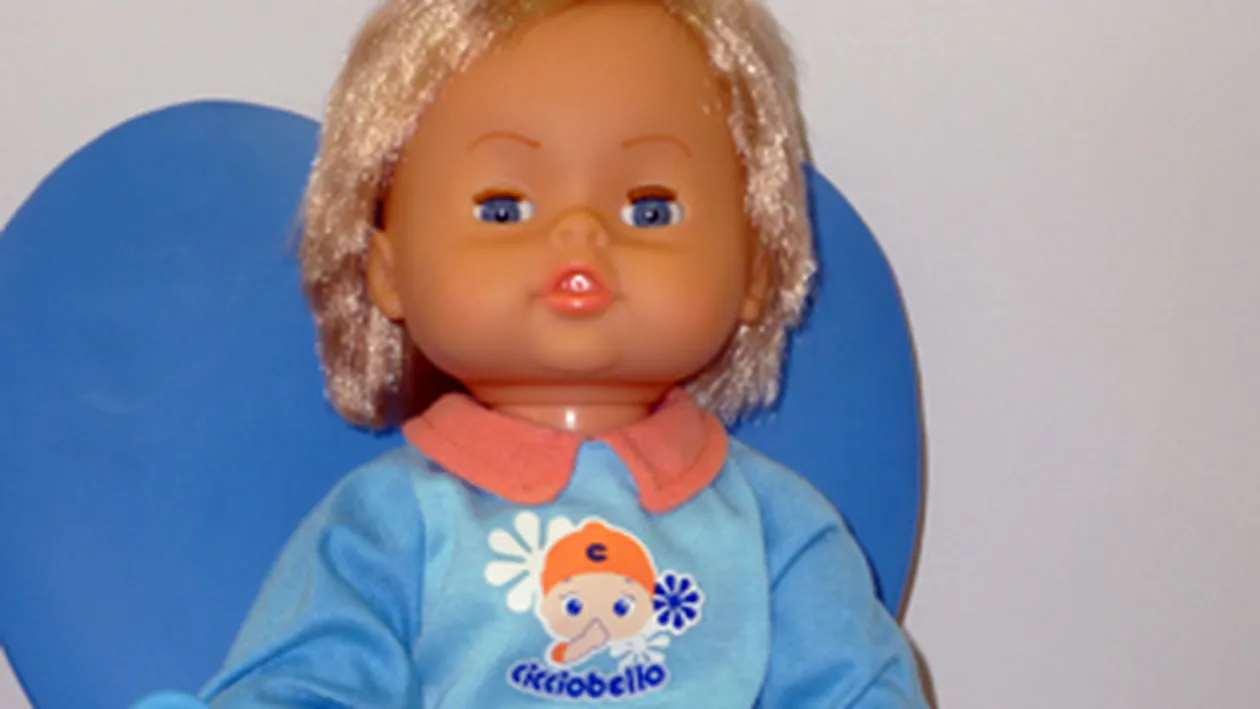 I-a cumparat fiicei o papusa care injura ca la usa cortului