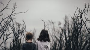 Caz șocant în Dâmbovița. Trei adolescenți, reținuți de polițiști pentru că ar fi profitat de un băiat de 11 ani